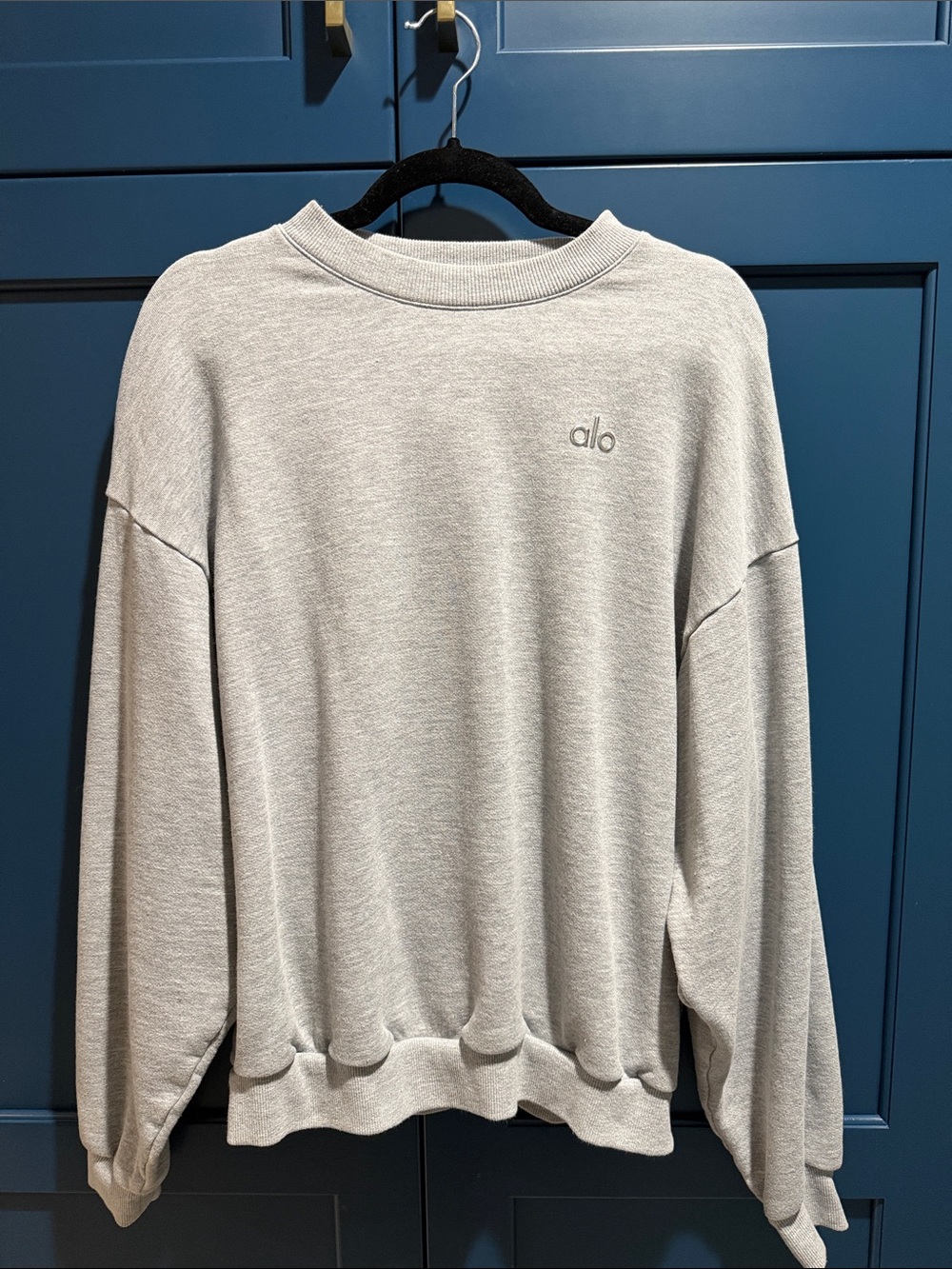 ALO Yoga Accolade Crewneck Sweatshirt - Light Gray